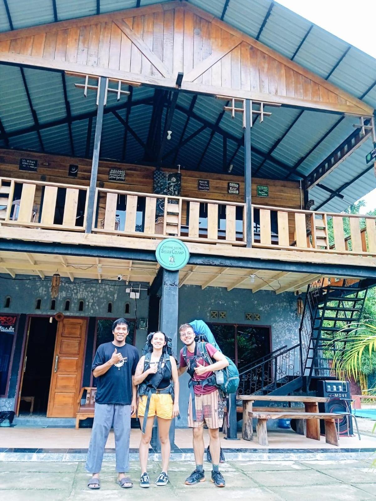 Air Manis Secret Surfcamp Apartamento Taluk Batung Exterior foto